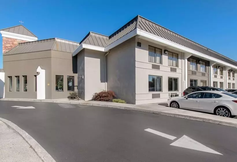 Отель Quality Inn Harrisburg Downtown Riverfront