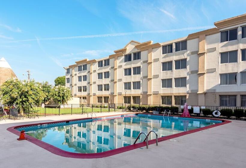 فندق Ramada By Wyndham Birmingham Airport