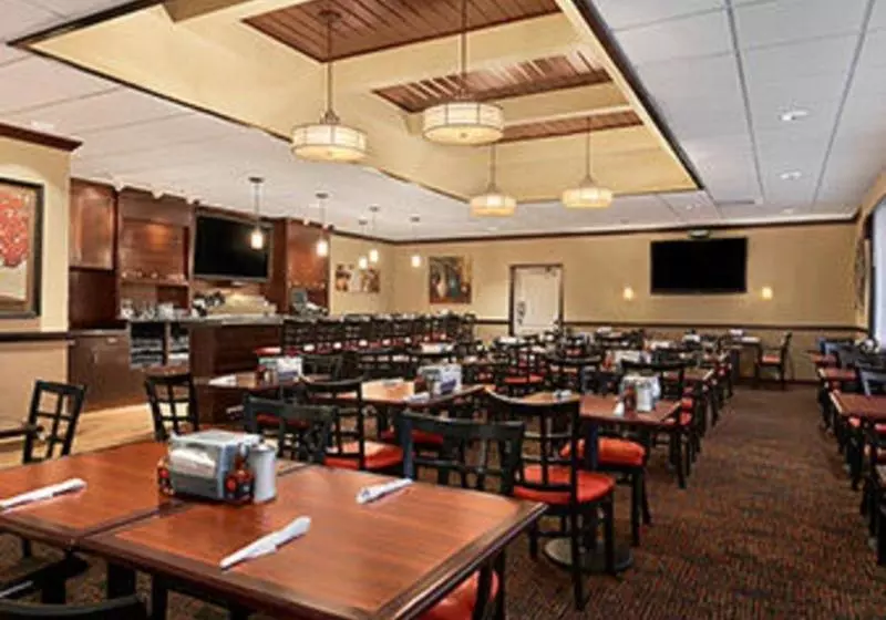 בית מלון כפרי Ramada Inn