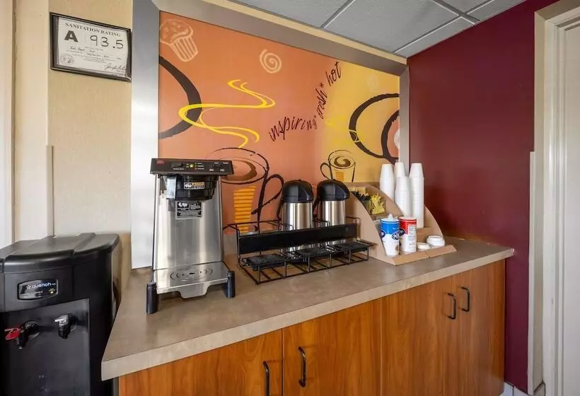 Отель Red Roof Inn Greensboro Airport