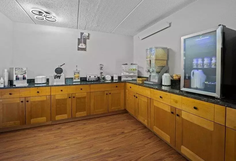 Отель Red Roof Inn Greensboro Airport