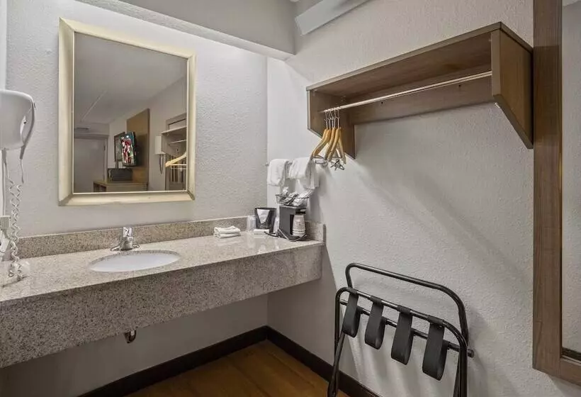 Отель Red Roof Inn Greensboro Airport