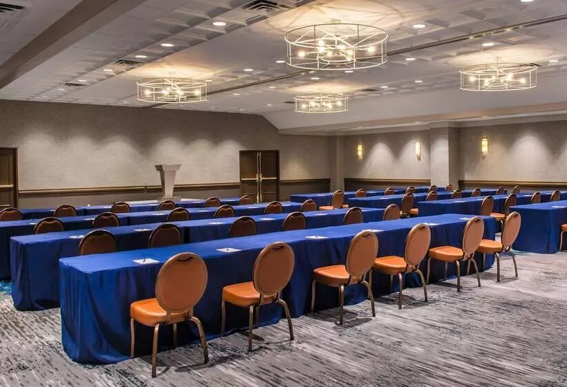 בית מלון כפרי Sheraton Oklahoma City Downtown