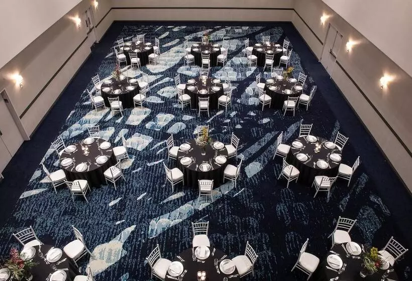 בית מלון כפרי Sheraton Oklahoma City Downtown