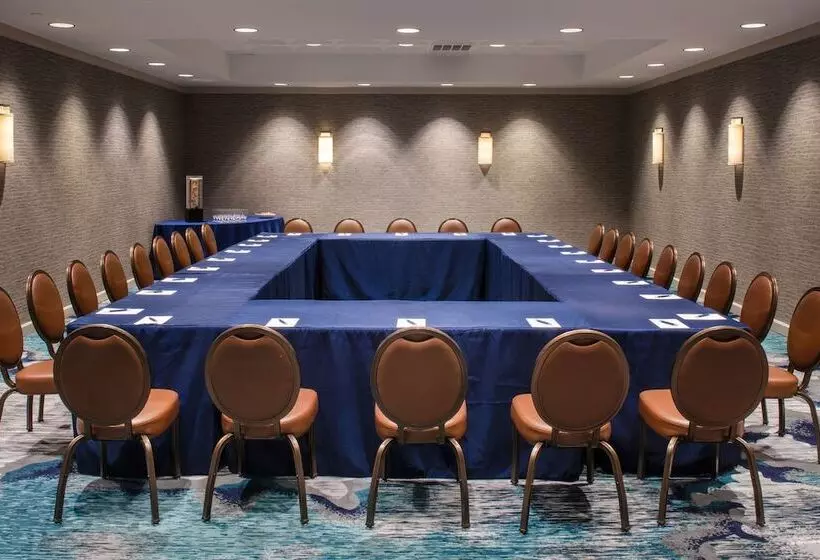 בית מלון כפרי Sheraton Oklahoma City Downtown