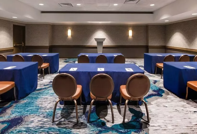 בית מלון כפרי Sheraton Oklahoma City Downtown