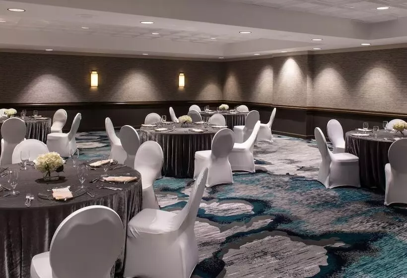 בית מלון כפרי Sheraton Oklahoma City Downtown