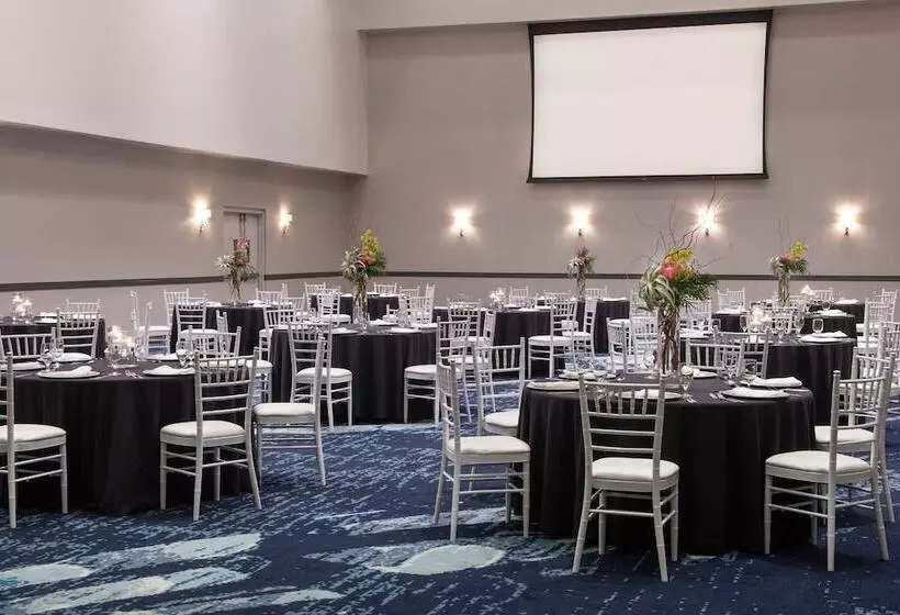 בית מלון כפרי Sheraton Oklahoma City Downtown