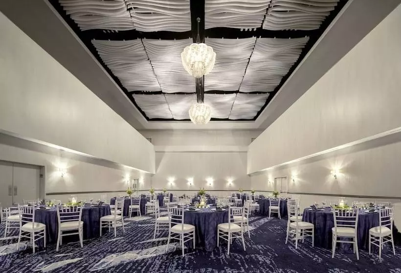 בית מלון כפרי Sheraton Oklahoma City Downtown