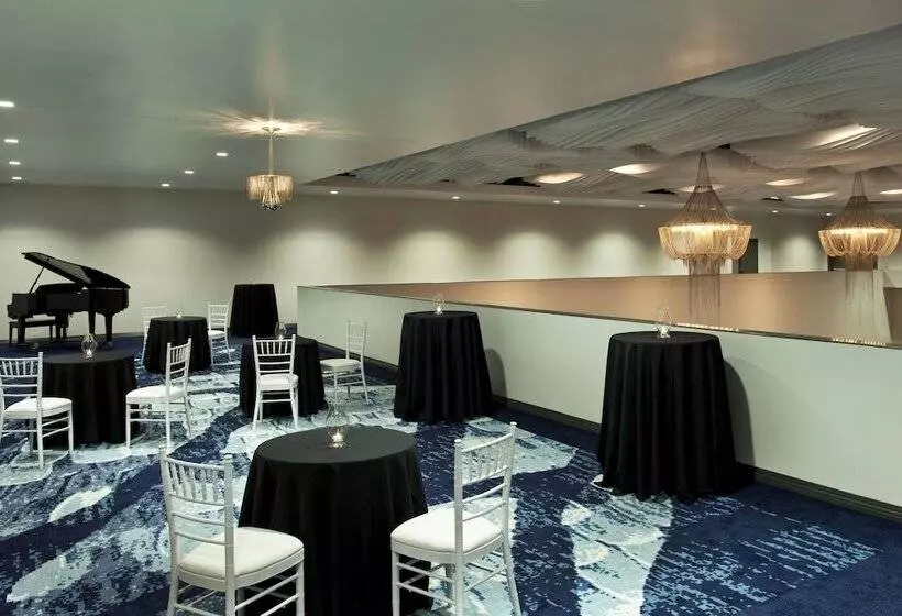 בית מלון כפרי Sheraton Oklahoma City Downtown