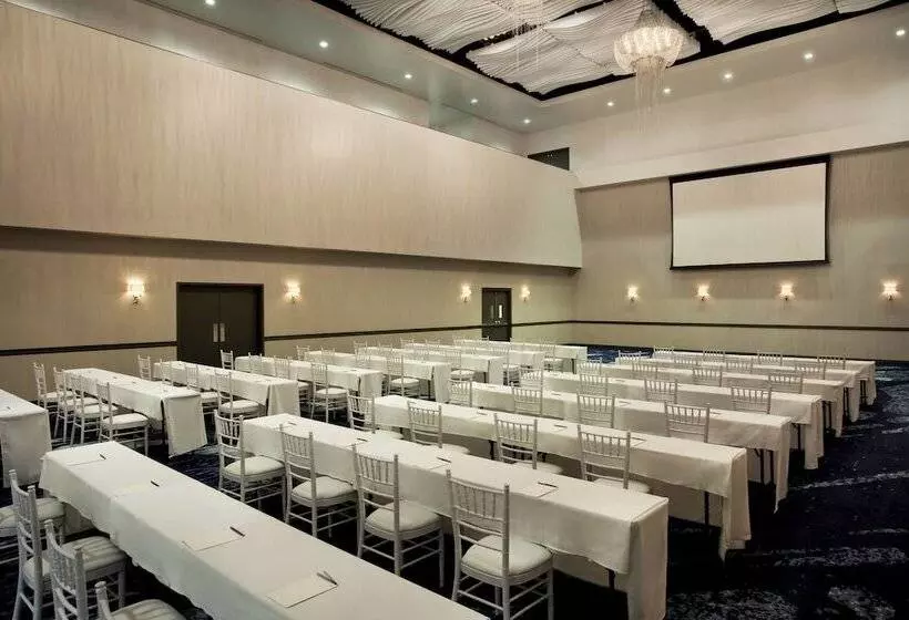 בית מלון כפרי Sheraton Oklahoma City Downtown