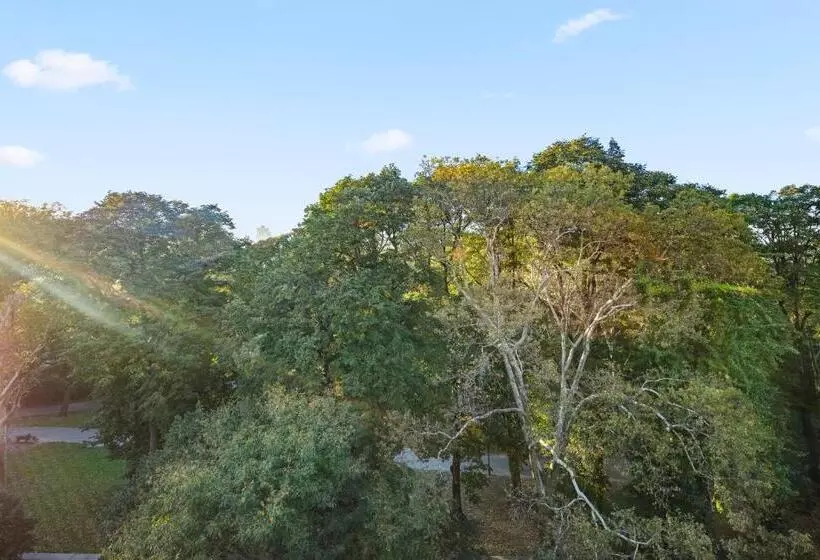 Riverside Tower Hotel