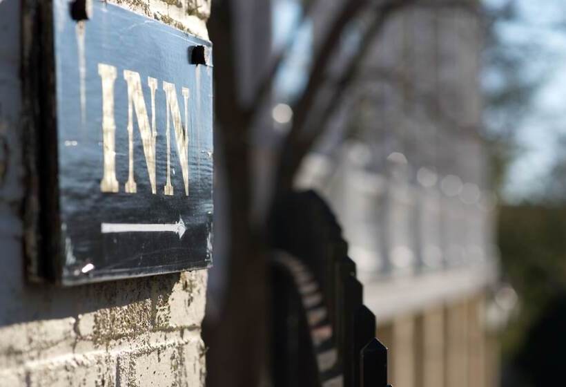 هتل 200 South Street Inn