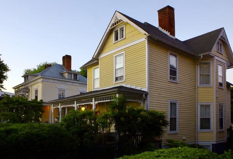 هتل 200 South Street Inn