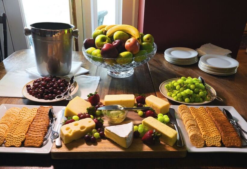 هتل 200 South Street Inn