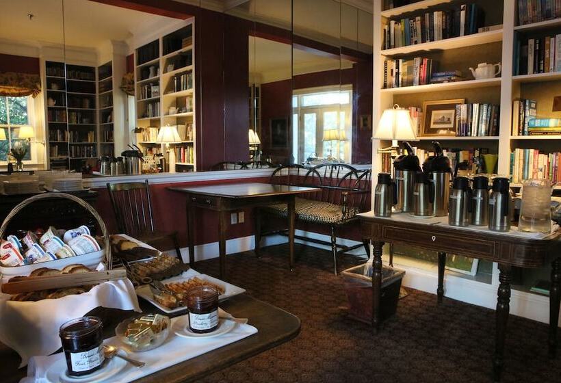 هتل 200 South Street Inn