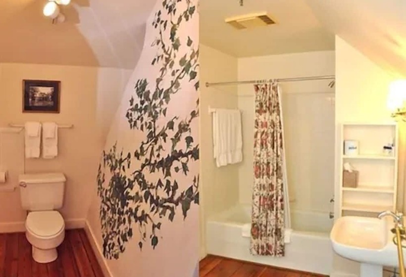 هتل 200 South Street Inn