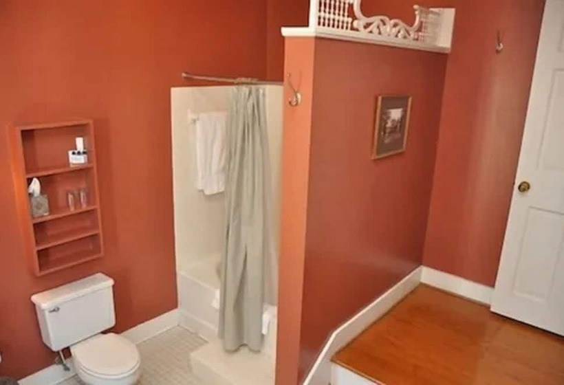 هتل 200 South Street Inn