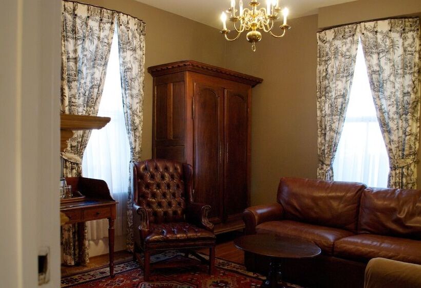 هتل 200 South Street Inn