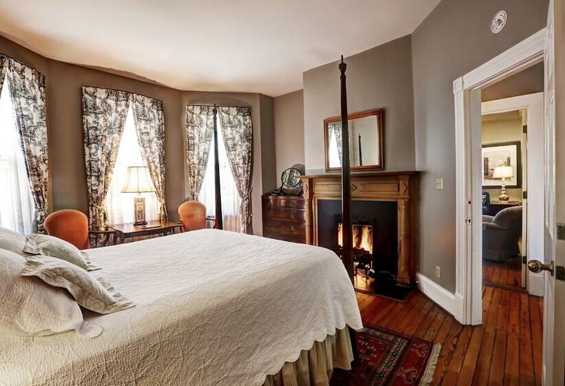 هتل 200 South Street Inn