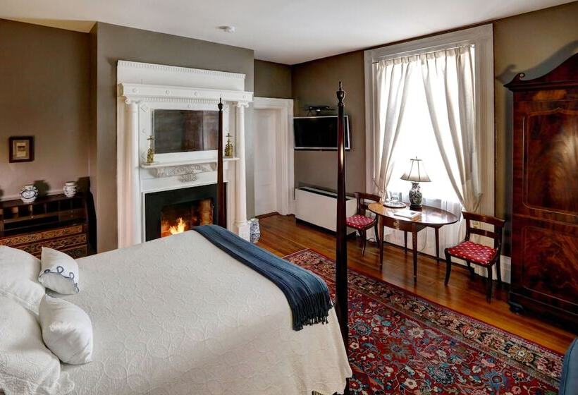 هتل 200 South Street Inn