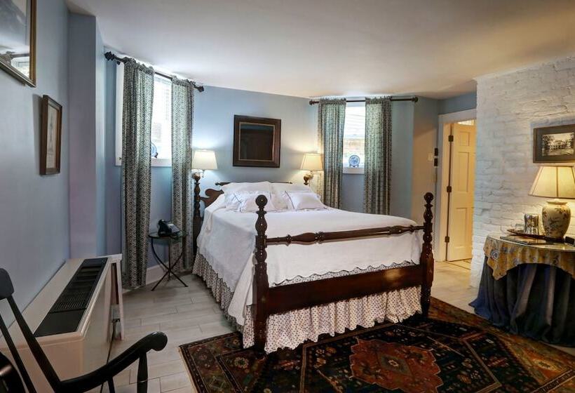 هتل 200 South Street Inn