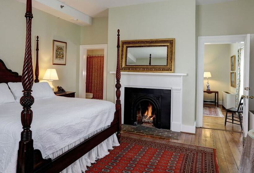 هتل 200 South Street Inn