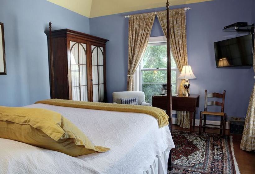 هتل 200 South Street Inn