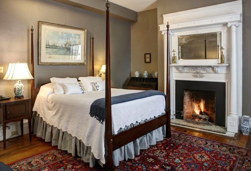 هتل 200 South Street Inn