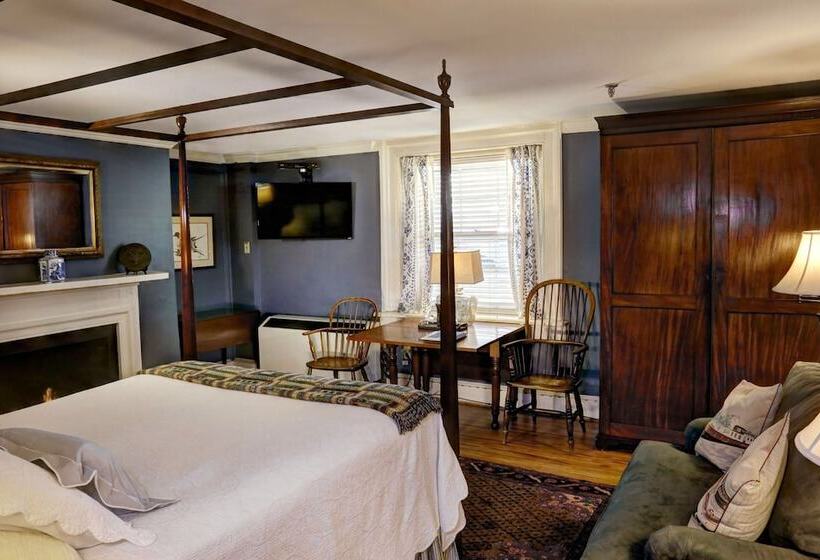 هتل 200 South Street Inn