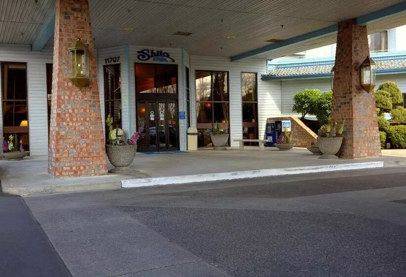 Отель Sojourn Suites Portland Airport