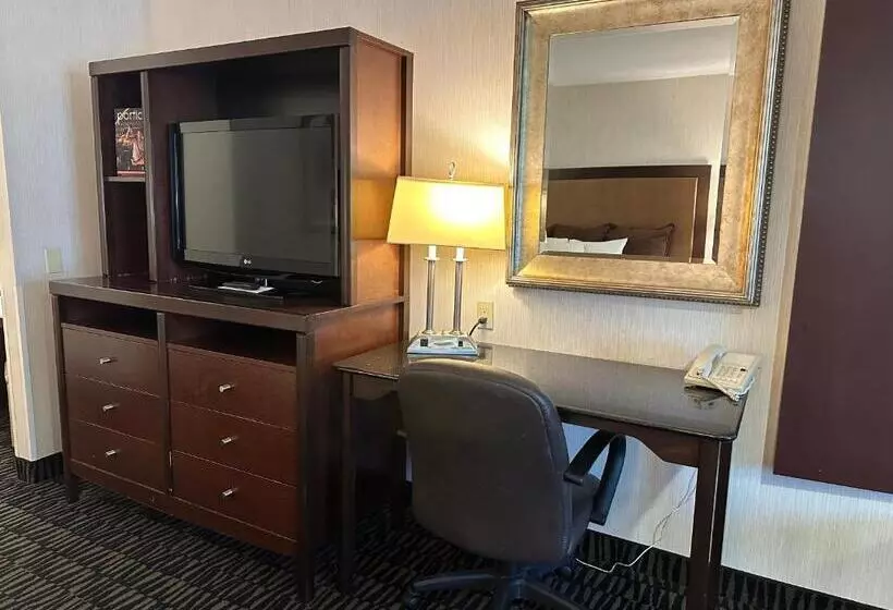 Отель Sojourn Suites Portland Airport