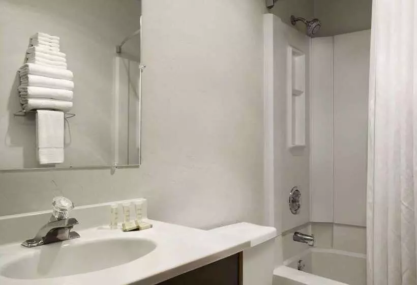 Отель Super 8 By Wyndham Portland Airport