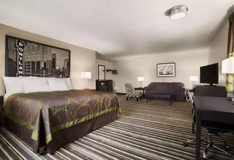 Отель Super 8 By Wyndham Portland Airport