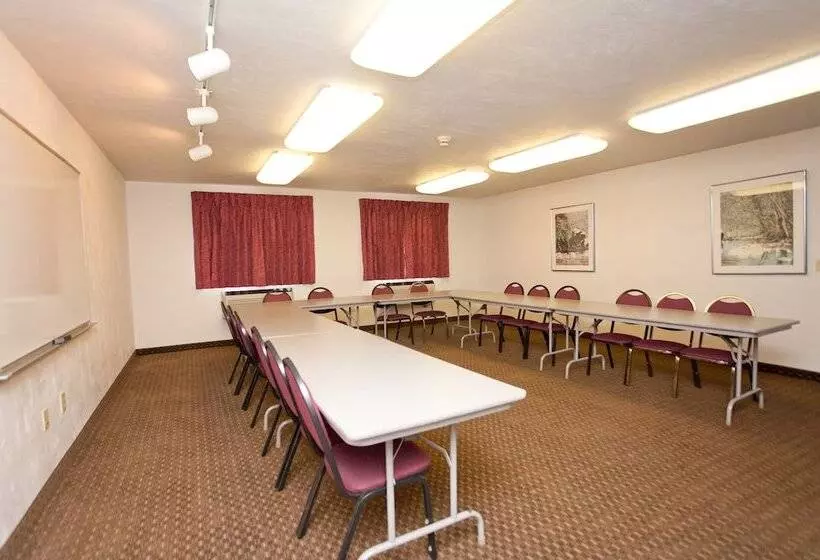 Отель Super 8 By Wyndham Portland Airport