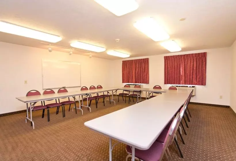 Отель Super 8 By Wyndham Portland Airport