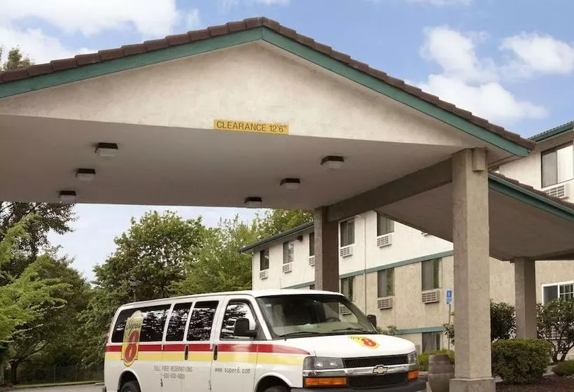 Отель Super 8 By Wyndham Portland Airport