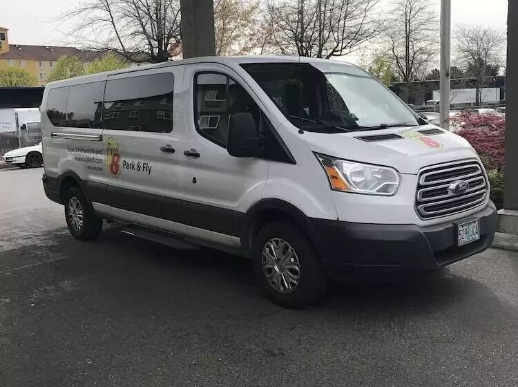 Отель Super 8 By Wyndham Portland Airport