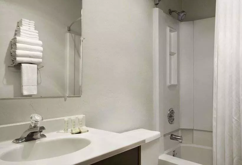 Отель Super 8 By Wyndham Portland Airport