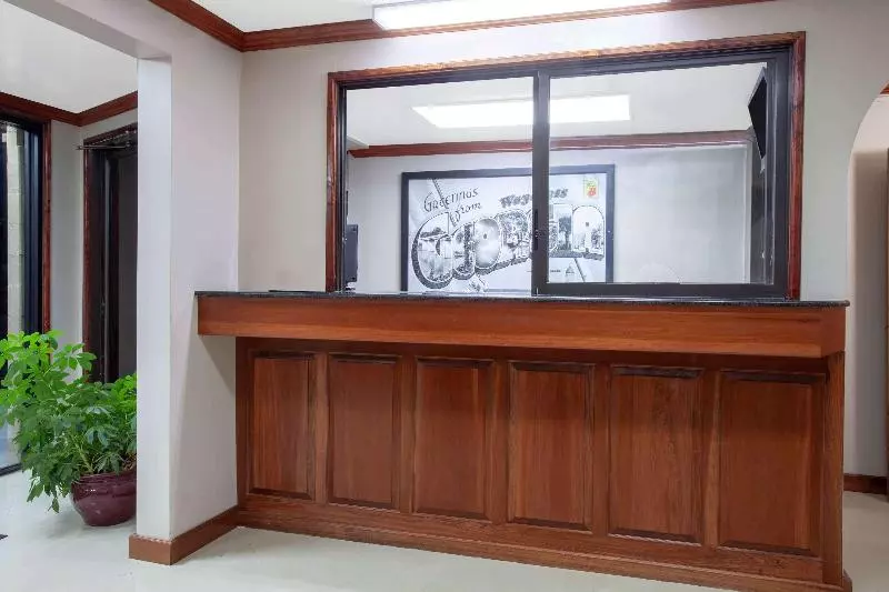 Motel Super 8 By Wyndham Waycross Ga