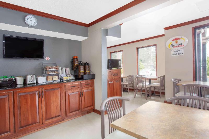 מוטל Super 8 By Wyndham Waycross Ga