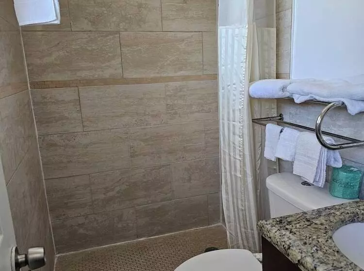 Three Oaks Motel  Titusville