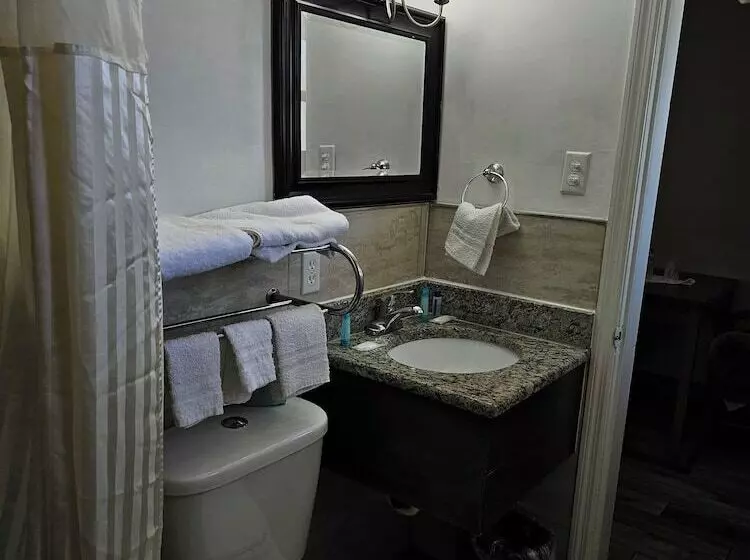 Three Oaks Motel  Titusville