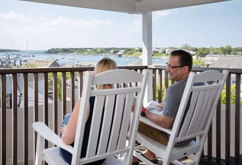 Vineyard Square Hotel & Suites