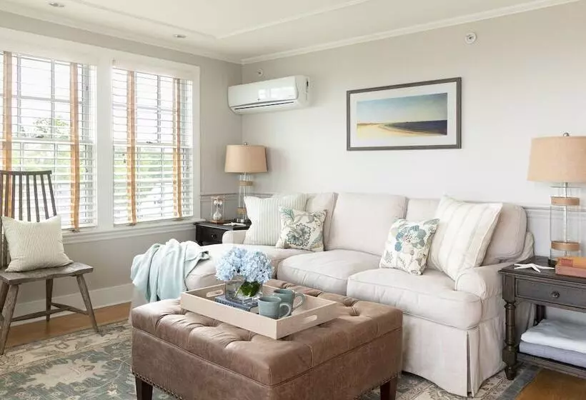 Vineyard Square Hotel & Suites