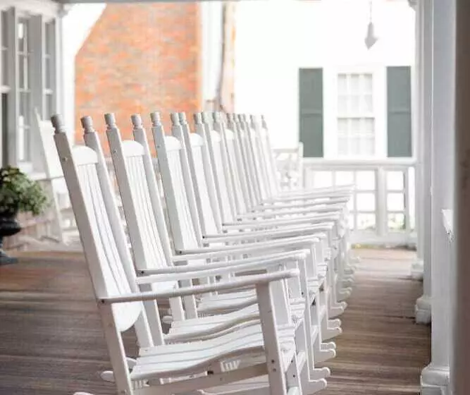 Vineyard Square Hotel & Suites