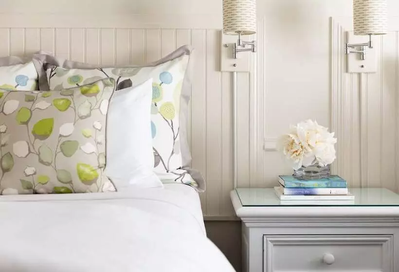 Vineyard Square Hotel & Suites