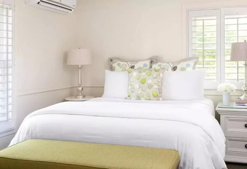 Vineyard Square Hotel & Suites