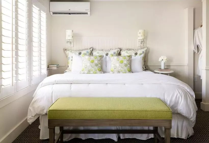 Vineyard Square Hotel & Suites