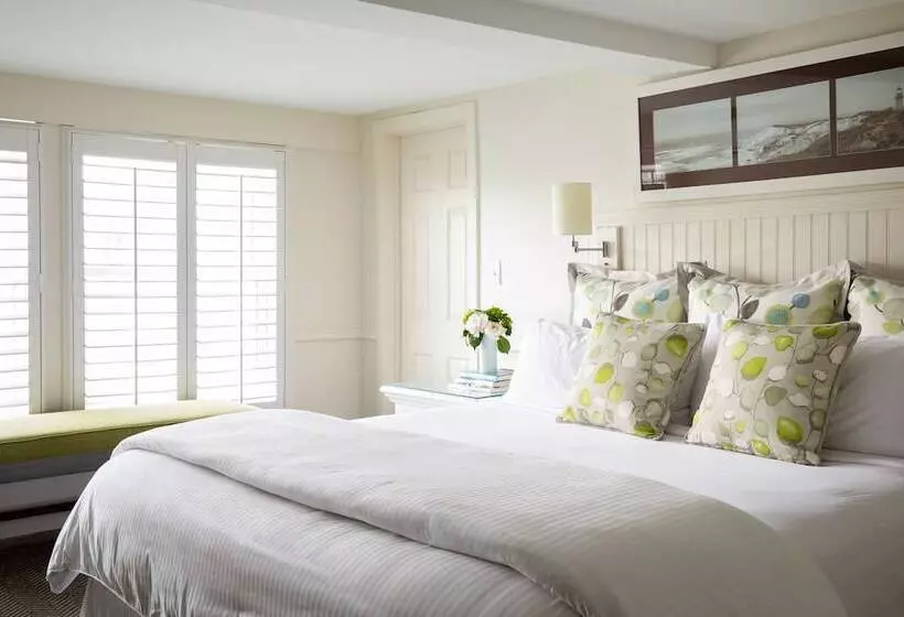 Vineyard Square Hotel & Suites